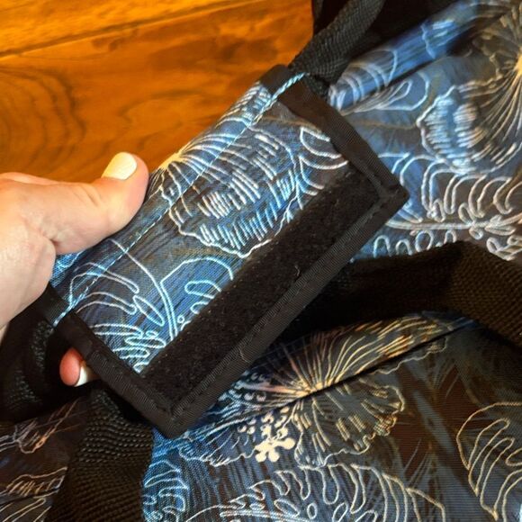 L.L. Bean Blue 🌺 Hawaiian Floral Duffel Bag - Picture 3 of 12